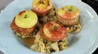 Kotlet z indyka ze smażonym jabłkiem i kapustą