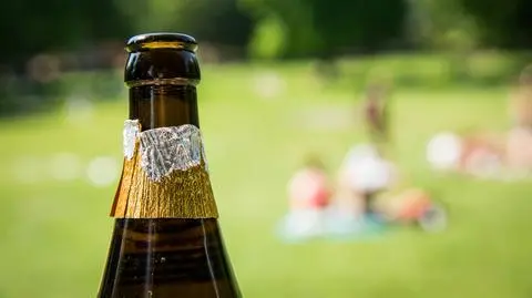 Nastolatki piły alkohol na przerwie szkolnej