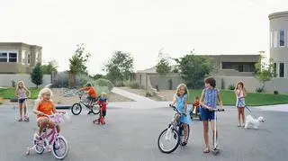 Zirytowany sąsiad postawił rodzicom ultimatum. "Proszę ograniczyć zabawy dziecka do 15 minut dziennie"