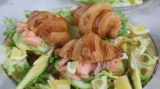 Croissanty z avocado i łososiem marynowanym w sosie teryiaki