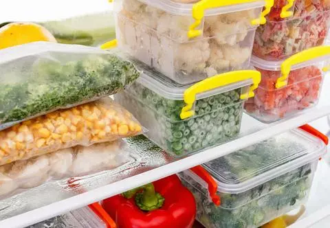 Nie wszystkie produkty spożywcze można mrozić. Czego lepiej nie wkładać do zamrażarki?