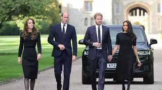 Księżna Kate, książę William, książę Harry i Meghan Markle przed zamkiem Windsor
