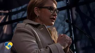 Julia Tymoszenko pomaga małym pacjentom opuścić dziecięcy szpital w Kijowie. "Tylko razem wygramy"