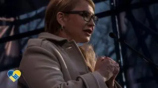 Julia Tymoszenko pomaga małym pacjentom opuścić dziecięcy szpital w Kijowie. "Tylko razem wygramy"