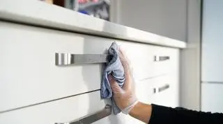 Jak pozbyć się kurzu z mebli na dłużej? Domowe porządki ułatwi popularny kosmetyk