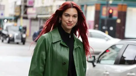 Dua Lipa z książką polskiego pisarza