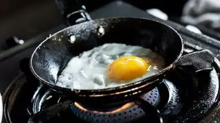 Błyskawiczny sposób na przygotowanie jajek sadzonych. Od teraz będziesz robić je częściej