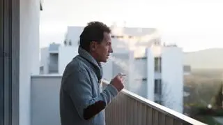 To koniec z paleniem na balkonach i w oknach? Ministra zdrowia zabrała głos