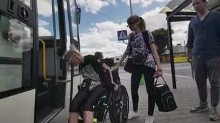 Niepełnosprawna czołgała się po podłodze autobusu, by dotrzeć do miejsca. "Poczułam się jak śmieć"