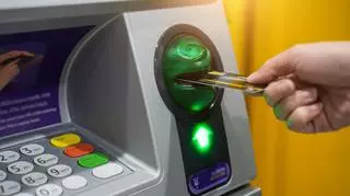 Cash trapping, czyli kradzież pieniędzy wypłacanych z bankomatu. Jak tego uniknąć?