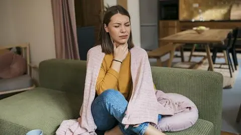 Domowe sposoby na ból gardła u dzieci i dorosłych. Jakie preparaty warto stosować?