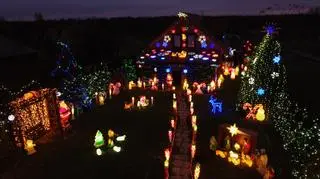 Ilość świątecznych ozdób na tym podwórku robi wrażenie. "To jest jak narkotyk" 