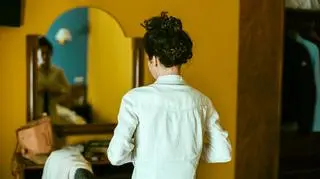 Jak szybko pozbyć się zagnieceń na koszuli bez użycia żelazka? Ten trik z TikToka to prawdziwy hit