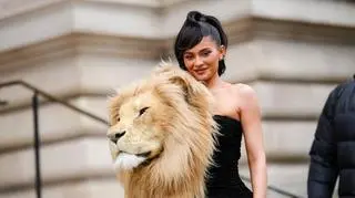Kylie Jenner w kontrowersyjnej kreacji z głową lwa. "To broszka"