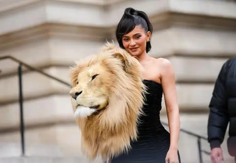 Kylie Jenner w kontrowersyjnej kreacji z głową lwa