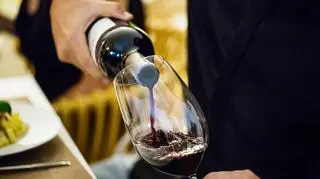 Jak zrobić wino z malin? Najlepsze przepisy na wino malinowe z dodatkiem drożdży i bez zaczynu drożdżowego
