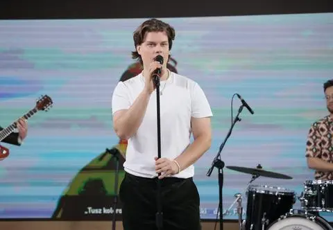 Stach Bukowski i jego "Tusz kolorowy" na scenie Dzień Dobry TVN 
