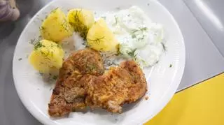 Obiad u mamusi, czyli kotleciki z polędwiczki wieprzowej z kartofelkami i mizerią