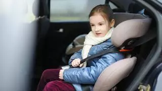 Dlaczego warto ściągnąć dziecku kurtkę w samochodzie? 