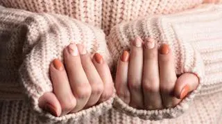 Latte nails to nowy trend, który zachwyci każdą "jesieniarę" 