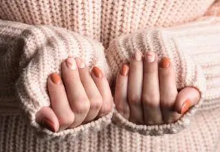 Latte nails to nowy trend, który zachwyci każdą "jesieniarę" 