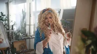 Magda Gessler maluje obrazy. Kadr ze spotu TVN. 