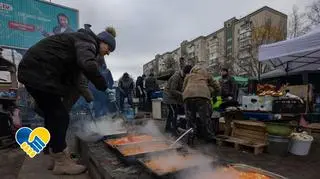 Życie codzienne w oblężonym Kijowie. “Śpimy na korytarzu, bo tak jest bezpieczniej, nie poleci na nas szkło z okien”