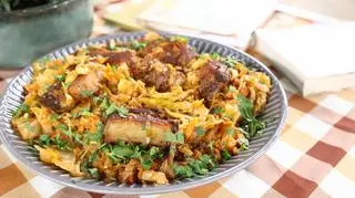 Żeberka duszone w młodej kapuście