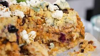 Krajanka z kruchego ciasta z kurczakiem, serem lazur i konfiturą z pietruszki 