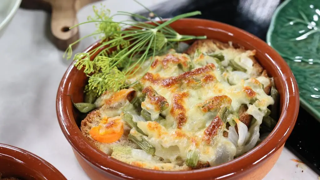 Fasolka zapiekana z parmezanem i sosem czosnkowym