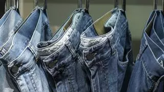 Dlaczego rozmiary spodni w sklepach różnią się? Stylistka radzi czym kierować się kupując jeansy