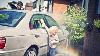 Zakaz mycia samochodów i podlewania ogródków. Gminy apelują