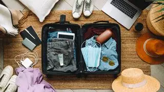 Sprytna organizacja wakacyjnej walizki. Jak zyskać dodatkową przestrzeń w torbie i zmieścić wszystkie niezbędne rzeczy?