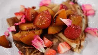 Wegańskie naleśniki z truskawkami i brzoskwiniami