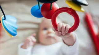 Pandemia COVID-19 negatywnie wpływa na rozwój dzieci. Dotyczy to również niemowląt