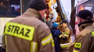 Strażacy pomagają osobom uciekającym przed wojną w Ukrainie
