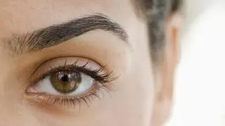 Foxy eyes, czyli nowy trend w medycynie estetycznej budzi skrajne emocje. "Jako kobiety musimy przestać sobie to robić"