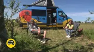 Pracę za biurkiem zamienili na życie w busie 