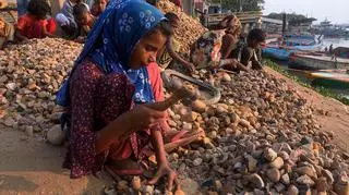 "Dzieci świata" ciężko pracują w kamieniołomach. "Często nas coś boli"