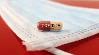 Lek na COVID-19 prowadzi do powstania nowej mutacji wirusa? "Nie wyobrażam sobie robienia czegoś bardziej niebezpiecznego"