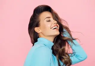 Ten kolor włosów będzie hitem w 2023 roku. Gwiazdy już go wypróbowały 