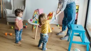 Nauczycielka pokazuje sztuczkę, która uspokaja dziecko w kilka sekund