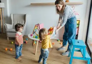 Nauczycielka pokazuje sztuczkę, która uspokaja dziecko w kilka sekund