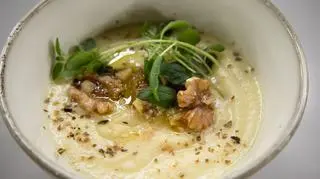 Krem z pieczonych białych warzyw z oliwą truflową, parmezanem i orzechami