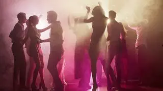 osoby, które bawią się w klubie 