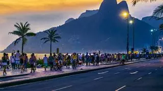ludzie spacerujący po Rio de Janeiro