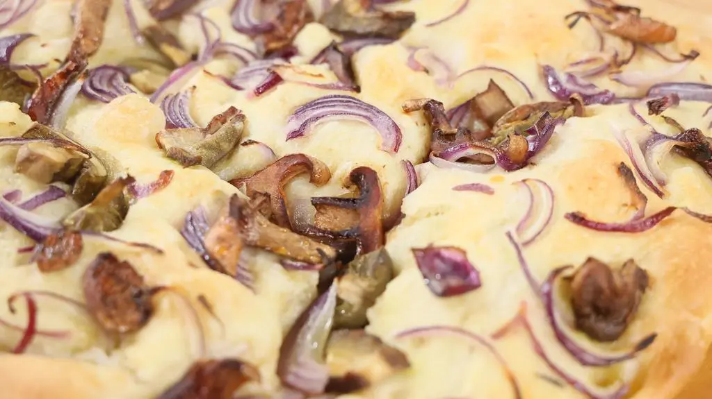 Focaccia z grzybami leśnymi i oliwą