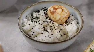 Miska ryżu z herbacianymi jajkami i pikantnym majonezem