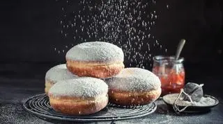 Domowe pączki na słodko i wytrawnie. Oto najlepsze przepisy na tłusty czwartek i nie tylko