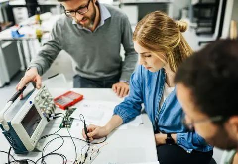 Kobiety wciąż w mniejszości na uczelniach technicznych. "Nierównowaga jest szkodliwa dla rozwoju"